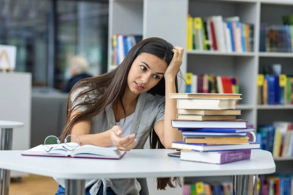 Hermosa Chica Estudiante Resentido Gran Cantidad Material Educativo — Foto de Stock