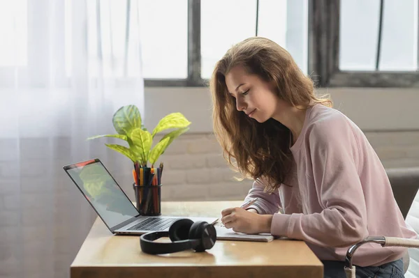 Νεαρός Φοιτητής Σπουδάζει Online Στο Σπίτι — Φωτογραφία Αρχείου