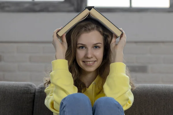 Mooi Tienermeisje Met Een Boek Haar Hoofd Student Voor Examens — Stockfoto