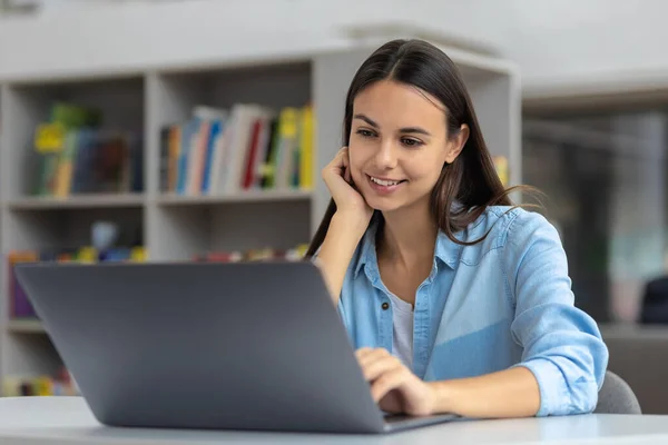 Schöne Kaukasische Junge Frau Die Online Arbeitet Benutzt Einen Laptop — Stockfoto