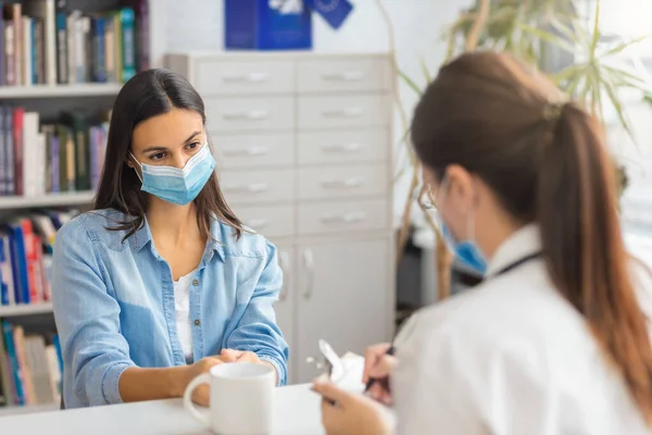 Verdrietige Jonge Vrouw Patiënt Een Consultatieve Bezoek Vrouwelijke Arts Slecht — Stockfoto