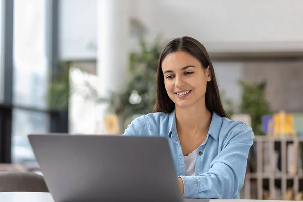 Geschäftige Kaukasische Junge Frau Sitzt Schreibtisch Während Sie Von Hause — Stockfoto