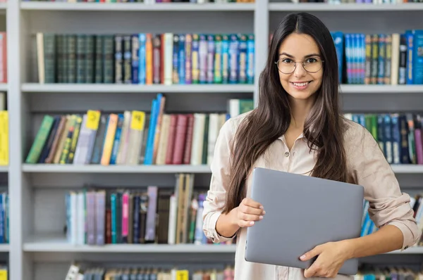 Portret Van Een Mooie Jonge Vrouw Bibliotheek Met Laptop Kopieerruimte — Stockfoto