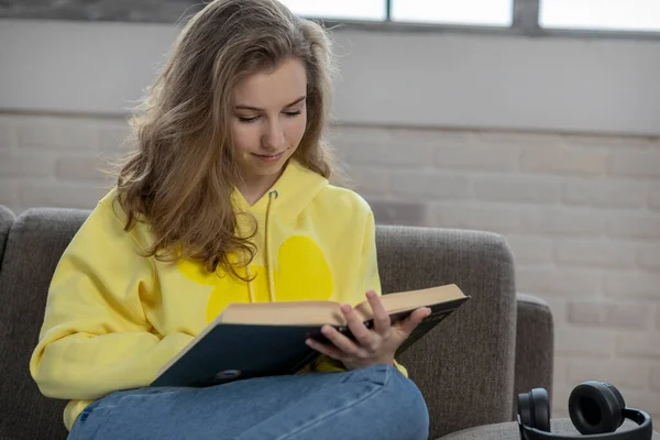 Menina Adolescente Bonita Lendo Livro Enquanto Sentado Sofá Casa — Fotografia de Stock