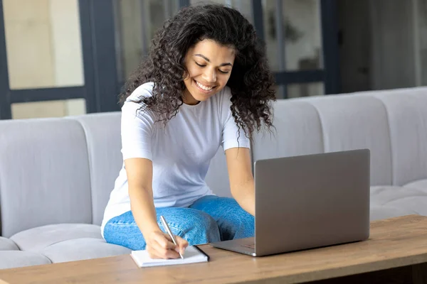 Glücklich Lächelnde Afroamerikanische Junge Frau Sitzt Schreibtisch Arbeitet Laptop Und — Stockfoto