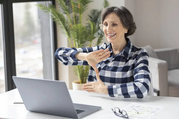 Mutlu Sağır Yaşlı Kadın Evde Otururken Bilgisayar Kullanarak Işaret Dili — Stok fotoğraf