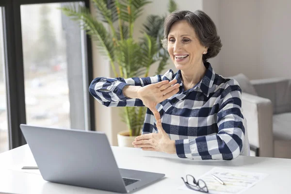 Felice Donna Anziana Sorda Utilizza Linguaggio Dei Segni Mentre Videochiamata — Foto Stock