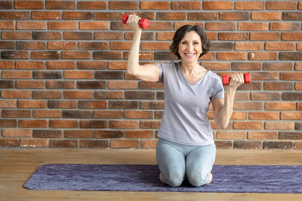 Happy Smiling Elderly Woman Fitness Practitioner Sitting Fitness Mat Dumbbells — Stock Photo, Image