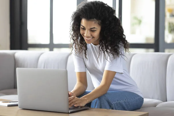 Junge Afroamerikanische Mädchen Schauen Auf Laptop Screen Talk Sprechen Auf — Stockfoto