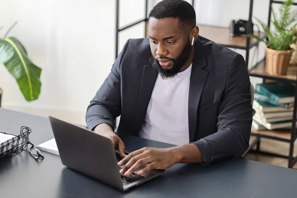 Sikeres Afro Amerikai Üzletember Aki Laptopnál Dolgozik Miközben Irodában — Stock Fotó