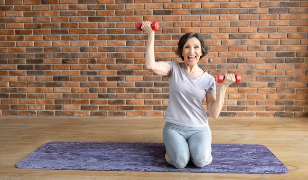 Happy Elderly Athletic Woman Dumbbells Sitting Fitness Mat Healthy Lifestyle — Stock Photo, Image