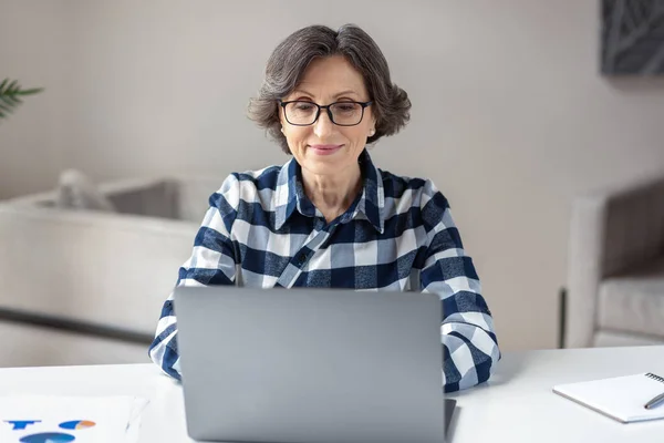 Dizüstü Bilgisayarda Çalışan Yaşlı Bir Kadın Kadını Ofiste Dizüstü Bilgisayarla — Stok fotoğraf