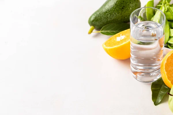 Frische Zutaten Für Diätfutter Mit Wasser Auf Weißem Hintergrund Mit — Stockfoto