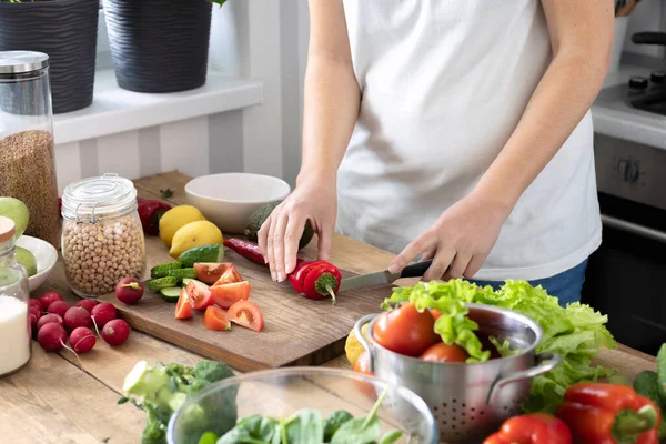 Schwangere Schneidet Gemüse Leckere Vegetarische Oder Diätspeisen Der Heimischen Küche — Stockfoto