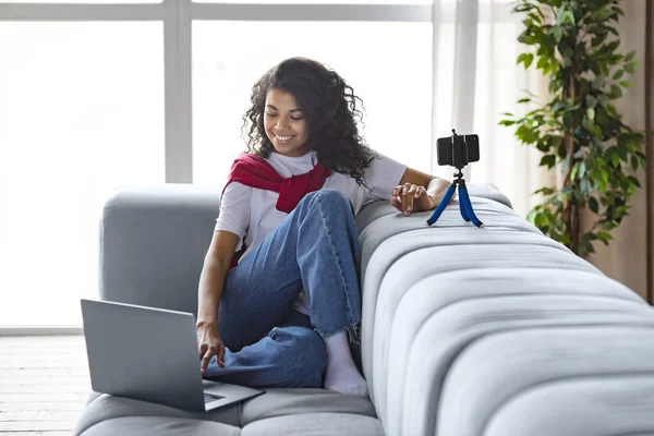 Jovem Blogueira Afro Americana Tem Uma Transmissão Line Usando Smartphone — Fotografia de Stock