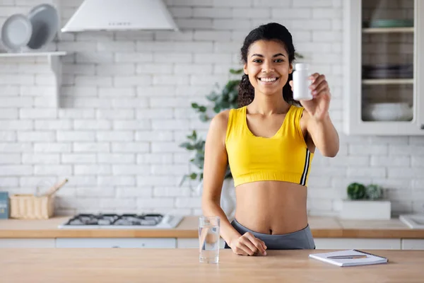 Concepto Estilo Vida Saludable Feliz Joven Afroamericana Sosteniendo Botella Suplementos —  Fotos de Stock