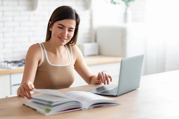 Kaukasische Frau Vor Webinar Videokurs Oder Online Studium Sitzt Hause — Stockfoto