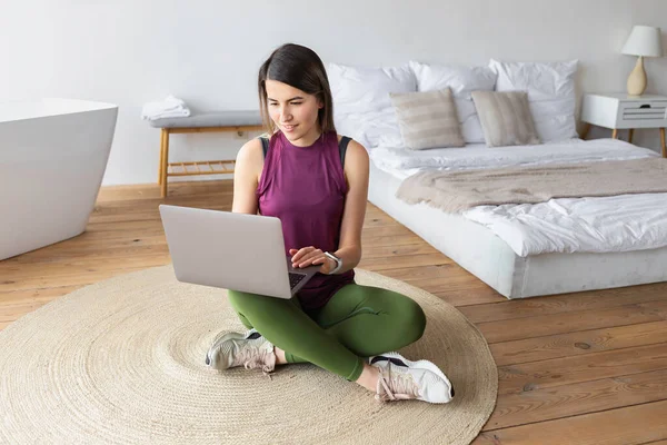 Sportliche Junge Frau Sportkleidung Sitzt Hause Mit Laptop Auf Dem — Stockfoto