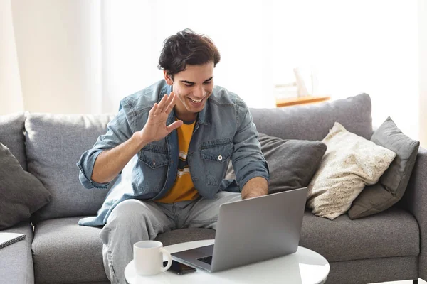 Gülümseyen Beyaz Bir Adam Kameraya Sallıyor Web Kamerasından Konuşuyor Bilgisayardan — Stok fotoğraf