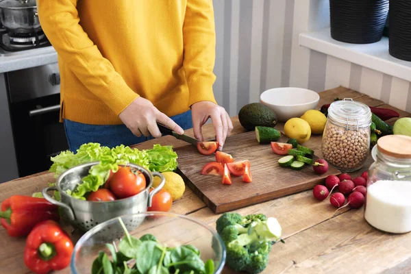 Junge Frau Schneidet Gemüse Leckere Vegetarische Oder Diätspeisen Der Heimischen — Stockfoto