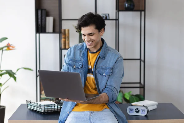 Retrato Joven Empresario Exitoso Seguro Con Portátil Ropa Casual Lugar —  Fotos de Stock