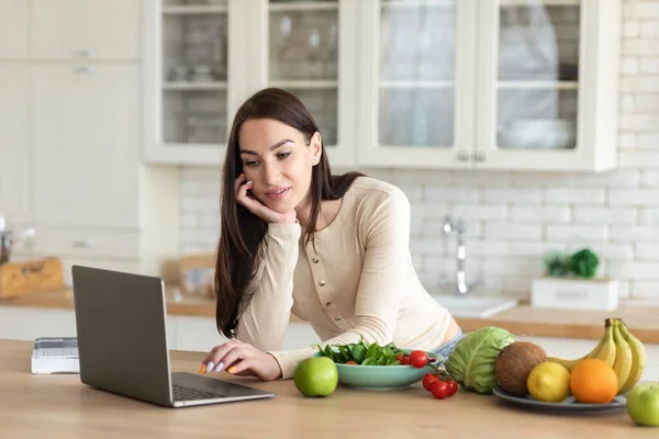 Glückliche Frau Mit Laptop Der Heimischen Küche Mit Essensset Für — Stockfoto