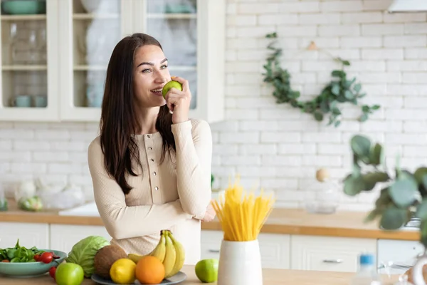 Mladá Běloška Stojí Kuchyni Zeleným Jablkem Rukou Zdravý Životní Styl — Stock fotografie