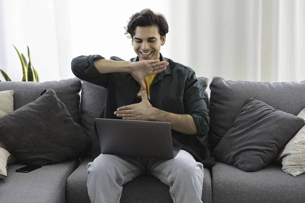 Sordo Difícil Escuchar Feliz Sonriente Joven Caucásico Hombre Utiliza Lenguaje —  Fotos de Stock