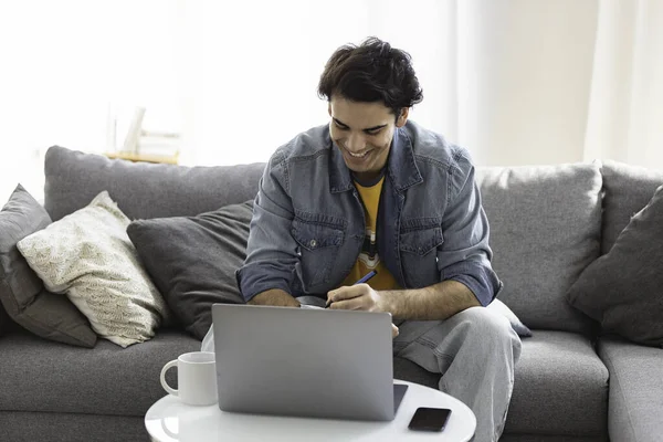 Videollamada Joven Hombre Caucásico Milenario Comunica Las Redes Sociales Trabaja —  Fotos de Stock