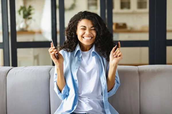 Hermosa Joven Afroamericana Sintiéndose Emocionada Feliz Mientras Sostiene Tarjeta Crédito — Foto de Stock