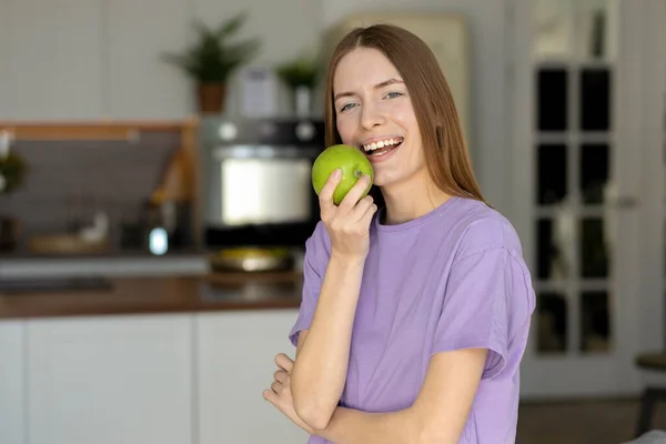 Hermosa Chica Sosteniendo Manzana Verde Mientras Está Pie Cocina Del — Foto de Stock