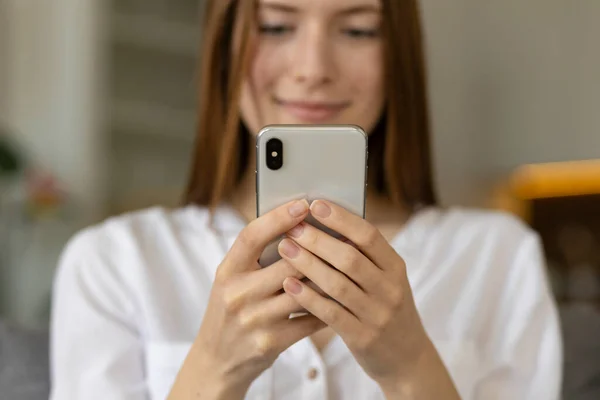 Усміхнена Молода Біла Тисячолітня Жінка Спілкується Соціальних Мережах Використовуючи Мобільні — стокове фото