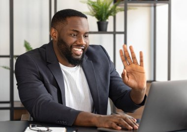 Video çağrısı, online eğitim konsepti. Çalışanlar ve öğrenciler video konferansı, çok ırklı insanlar, gülümseme ile iletişim kurarlar.