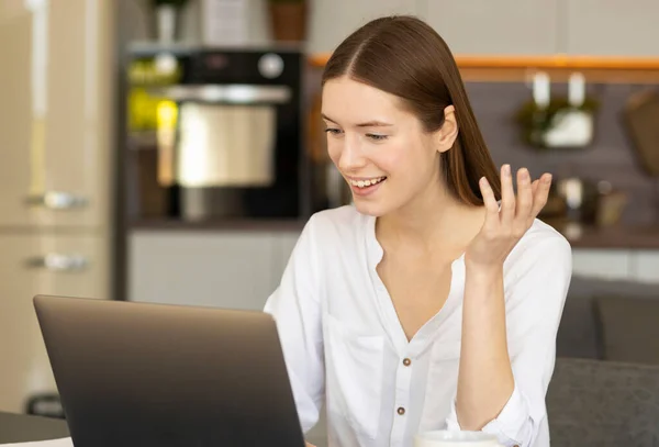 Kommunikation Videoanruf Junge Erfolgreiche Frau Spricht Vom Homeoffice Aus Mit — Stockfoto