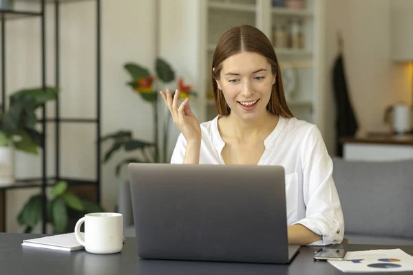 Feliz Jovem Caucasiano Millennial Mulher Freelancer Estudando Usando Laptop Falando — Fotografia de Stock