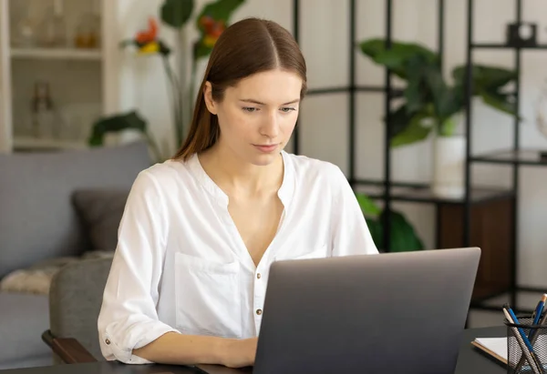 Millennial Girl Sitzt Hause Schreibtisch Oder Büro Und Arbeitet Oder — Stockfoto