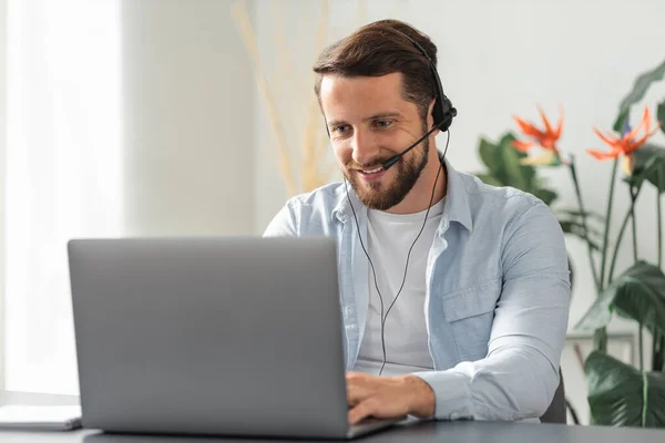 Trabajador Caucásico Feliz Del Servicio Cliente Del Hombre Comunica Con —  Fotos de Stock