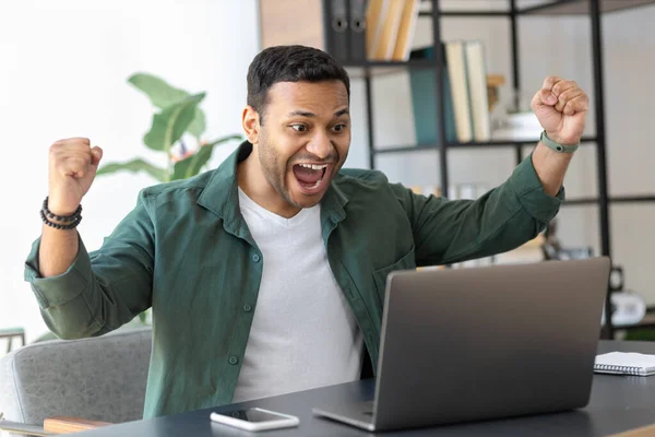 Emocionado Joven Indio Con Ropa Casual Celebrando Logro Meta Del —  Fotos de Stock