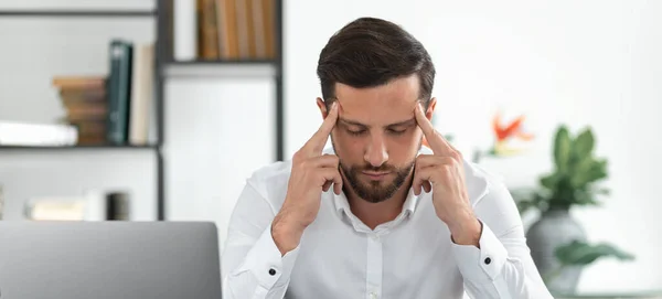 Cansado Caucásico Joven Tocando Templos Que Tienen Dolor Cabeza Severo —  Fotos de Stock