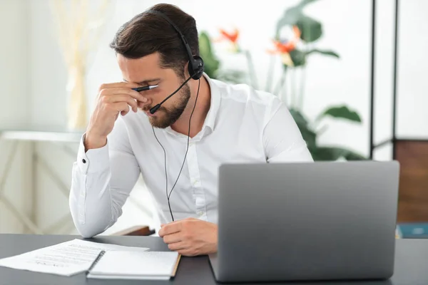 Fatigué Caucasien Jeune Homme Dans Casque Avec Microphone Sentir Tension — Photo