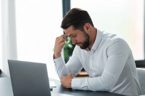 Joven Hombre Negocios Masajeando Templos Conmovedores Con Dolor Cabeza Severo —  Fotos de Stock