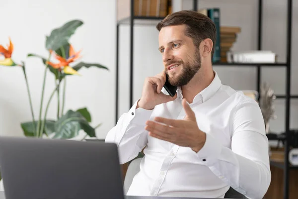 Exitoso Hombre Negocios Caucásico Hablando Por Teléfono Inteligente Con Alguien —  Fotos de Stock