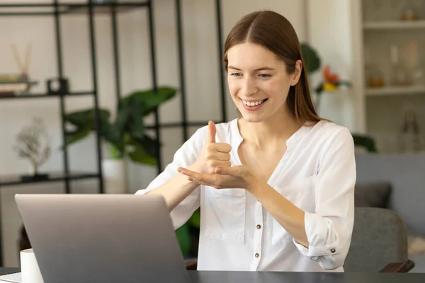 Joven Mujer Negocios Sorda Tiene Conferencia Virtual Digital Línea Con —  Fotos de Stock