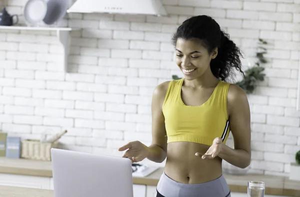 Mujer Afroamericana Feliz Entrenador Fitness Hablando Línea Usando Ordenador Portátil — Foto de Stock