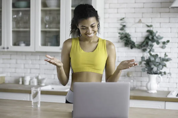 Junge Schöne Afroamerikanische Fitnesstrainerin Mit Laptop Videoanruf Bietet Eine Online — Stockfoto