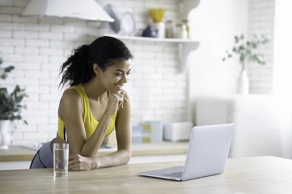 Joven Hermosa Mujer Afroamericana Utilizando Ordenador Portátil Para Ver Webinar —  Fotos de Stock