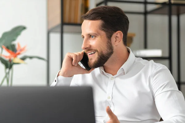 Exitoso Hombre Negocios Caucásico Con Barba Hablando Por Teléfono Móvil —  Fotos de Stock