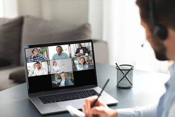 Reunión Concepto Línea Hombre Caucásico Joven Que Utiliza Ordenador Portátil — Foto de Stock