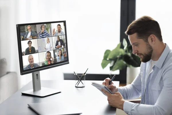 온라인 컨셉트 남성은 동료들 사무실 직원들 비디오 통화를 노트북을 사용하고 — 스톡 사진