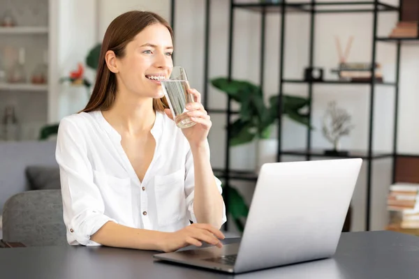 Mujer Negocios Caucásica Sonriente Que Trabaja Usando Ordenador Portátil Descansando —  Fotos de Stock